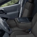 Peugeot Partner II Furgon L1 od 2012 - Miarowe Pokrowce Samochodowe (wersja 3-osobowa) - widok w samochodzie - możliwość korzystania ze stolika po złożeniu środkowego fotela